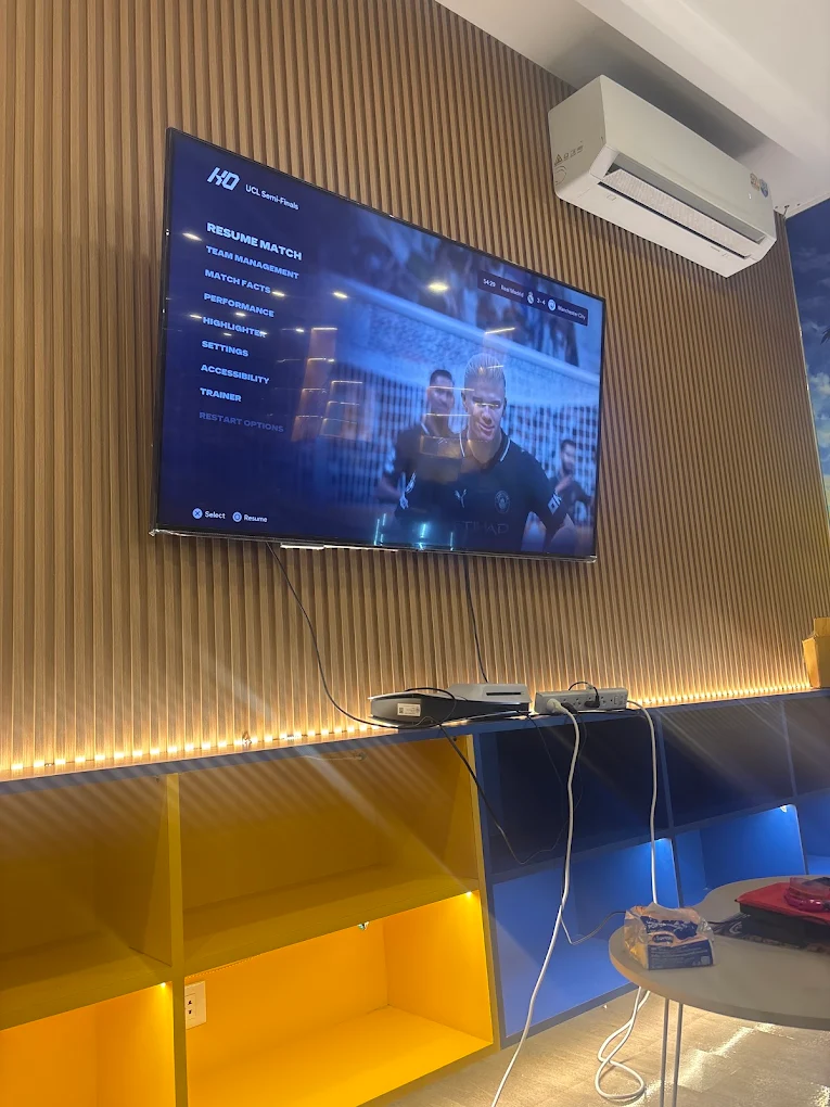 PS5 gaming at Snoop Weed